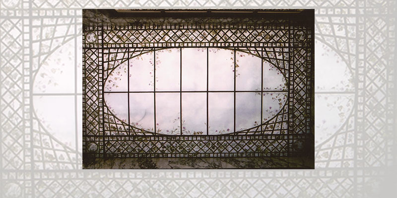 Décor peint sur verrière, claustrat et végétation